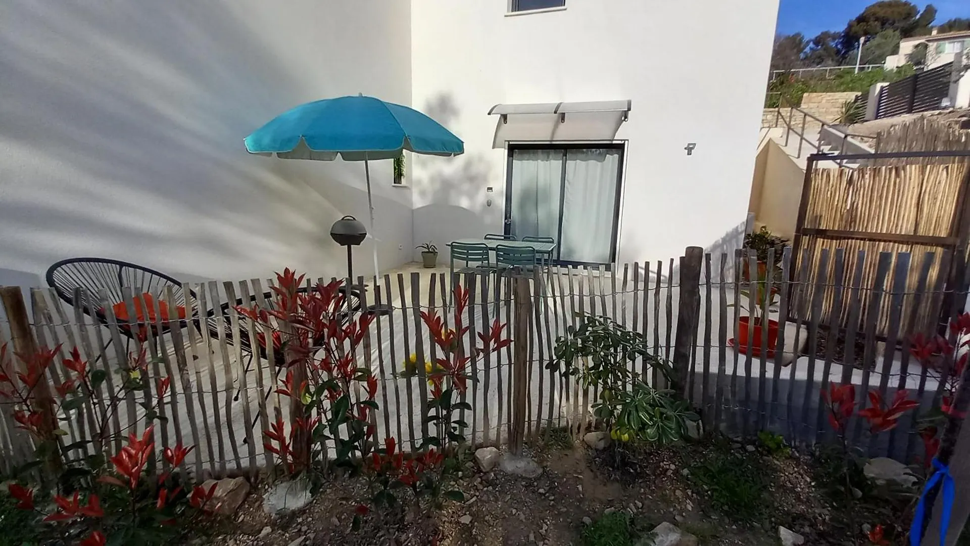 Appartement Avec Terrasse Dans Maison Individuelle Ceyreste 0*,  France
